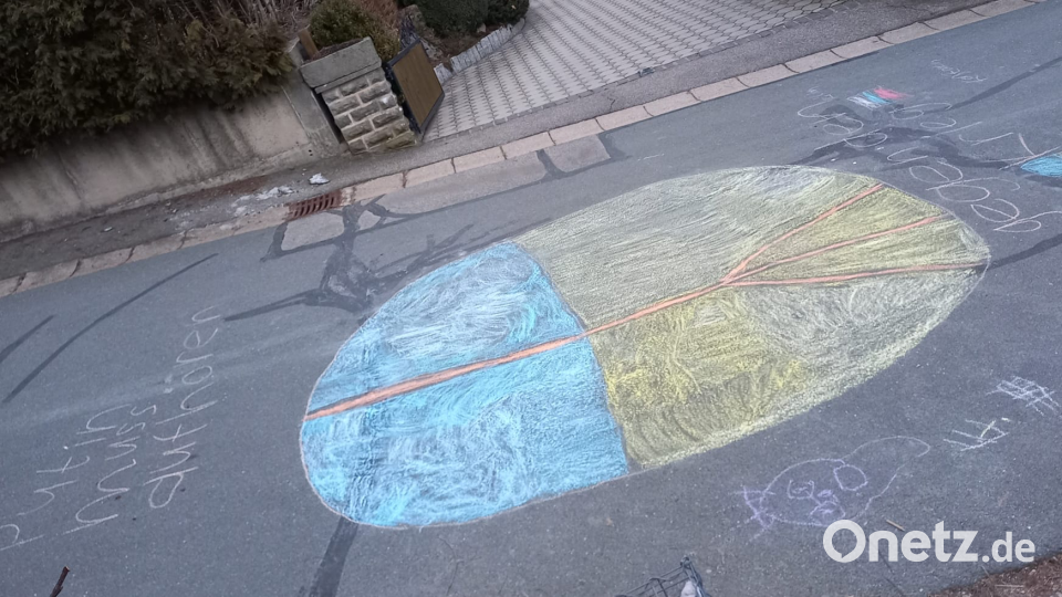 Die Nationalfarben der Ukraine zieren jetzt in Leuchtenberg eine Straße und fordern zum Frieden auf. Bild: sl