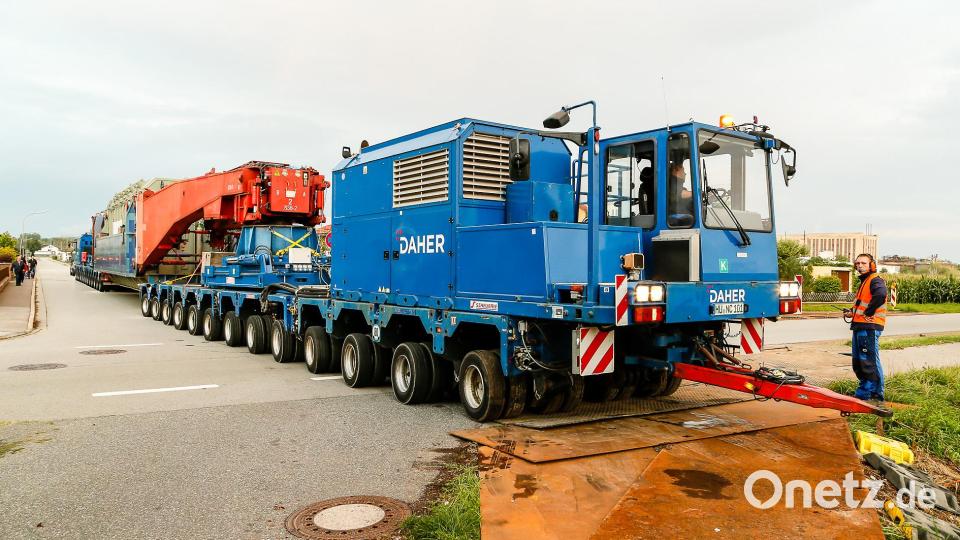 546 Tonnen bringt der Schwertransport auf die Waage, der am Montagabend vom Müllkraftwerk Dachelhofen zum Umspannwerk bei Büchelkühn rollt. Bild: Hösamer