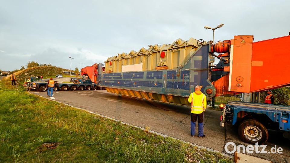 546 Tonnen bringt der Schwertransport auf die Waage, der am Montagabend vom Müllkraftwerk Dachelhofen zum Umspannwerk bei Büchelkühn rollt. Bild: Hösamer