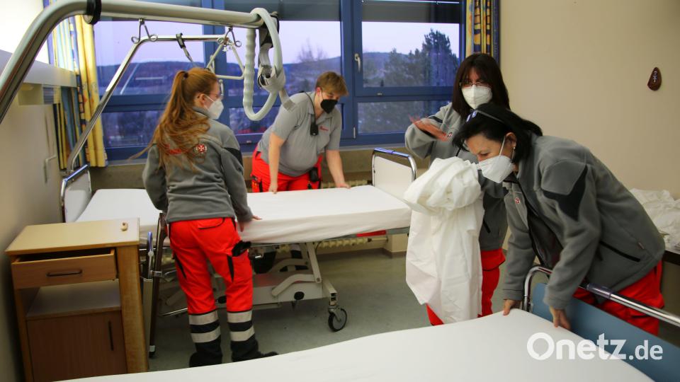 Betten überziehen: 60 Schlafmöglichkeiten wurden geschaffen. Bild: Johanniter/exb
