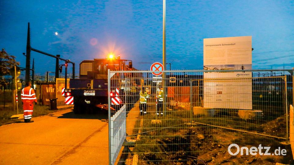546 Tonnen bringt der Schwertransport auf die Waage, der am Montagabend vom Müllkraftwerk Dachelhofen zum Umspannwerk bei Büchelkühn rollt. Bild: Hösamer