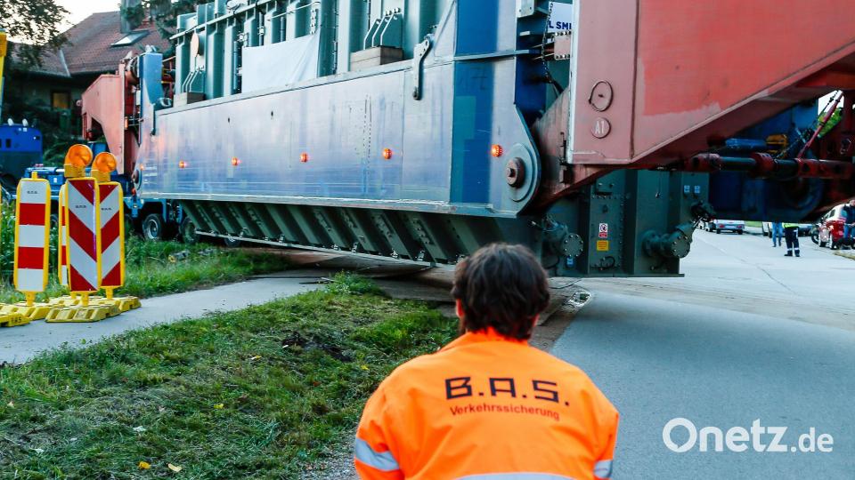 546 Tonnen bringt der Schwertransport auf die Waage, der am Montagabend vom Müllkraftwerk Dachelhofen zum Umspannwerk bei Büchelkühn rollt. Bild: Hösamer