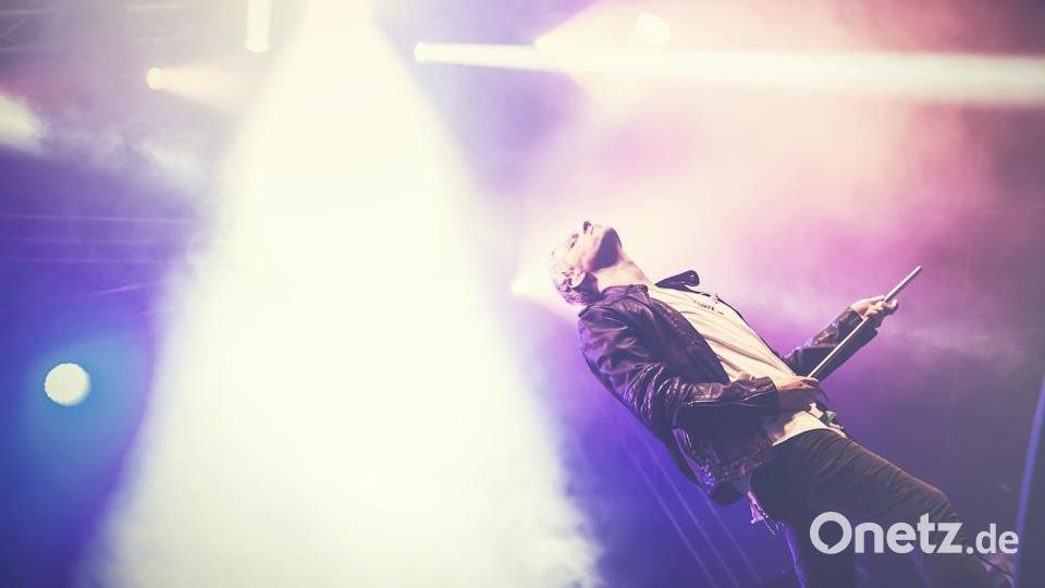 Markus Engelstädter und seine Band lassen Rocklegende Freddie Mercury am Sonntagabend wieder lebendig werden. Bild: Christian Simmerl