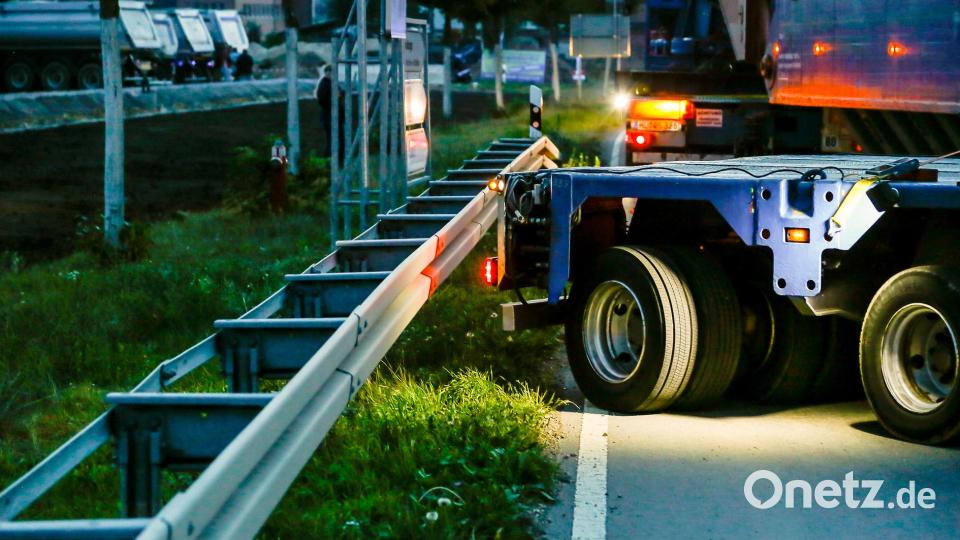 Zentimetergenau rangiert das schwere Gefährt zwischen den Leitplanken an der Einfahrt zum Bayernwerksgelände. Bild: Hösamer