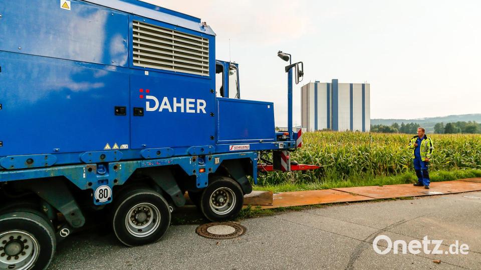 Kai-Uwe Rinza weist den Koloss an der Fichtenstraße ein. Bild: Hösamer