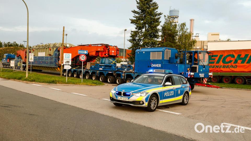 546 Tonnen bringt der Schwertransport auf die Waage, der am Montagabend vom Müllkraftwerk Dachelhofen zum Umspannwerk bei Büchelkühn rollt. Bild: Hösamer