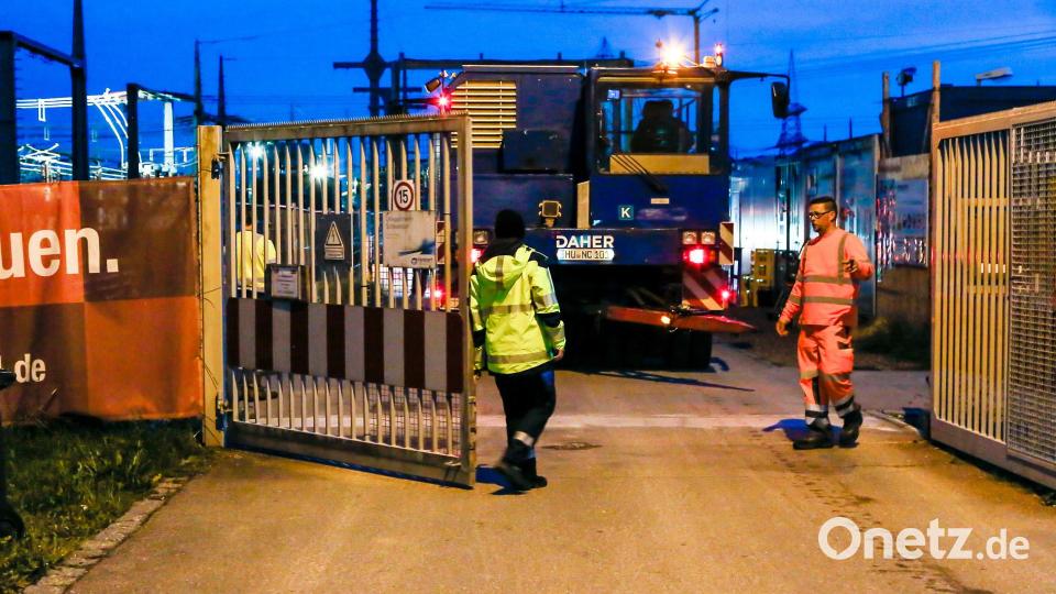 Geschafft: Der Schwertransport ist im Umspannwerk angekommen. Tennet-Mitarbeiters schließen die Tore. Bild: Hösamer