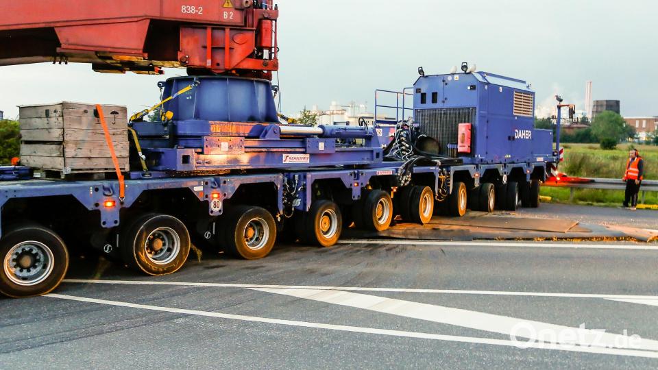 546 Tonnen bringt der Schwertransport auf die Waage, der am Montagabend vom Müllkraftwerk Dachelhofen zum Umspannwerk bei Büchelkühn rollt. Bild: Hösamer