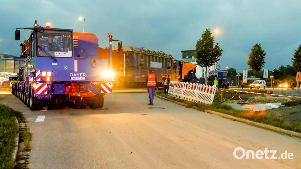 546 Tonnen bringt der Schwertransport auf die Waage, der am Montagabend vom Müllkraftwerk Dachelhofen zum Umspannwerk bei Büchelkühn rollt. Bild: Hösamer