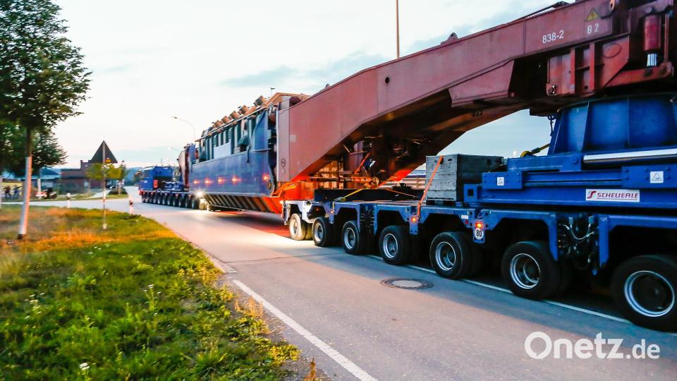 546 Tonnen bringt der Schwertransport auf die Waage, der am Montagabend vom Müllkraftwerk Dachelhofen zum Umspannwerk bei Büchelkühn rollt. Bild: Hösamer