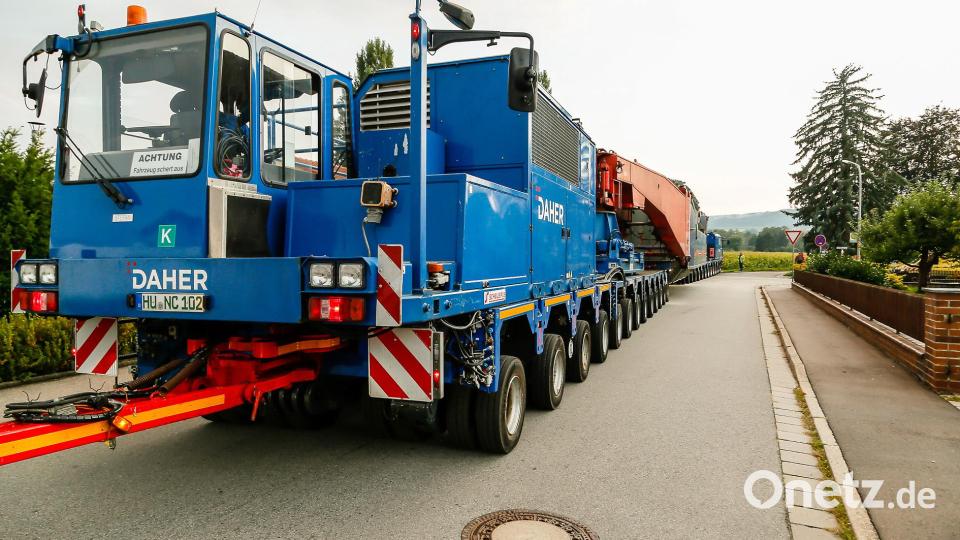 546 Tonnen bringt der Schwertransport auf die Waage, der am Montagabend vom Müllkraftwerk Dachelhofen zum Umspannwerk bei Büchelkühn rollt. Bild: Hösamer