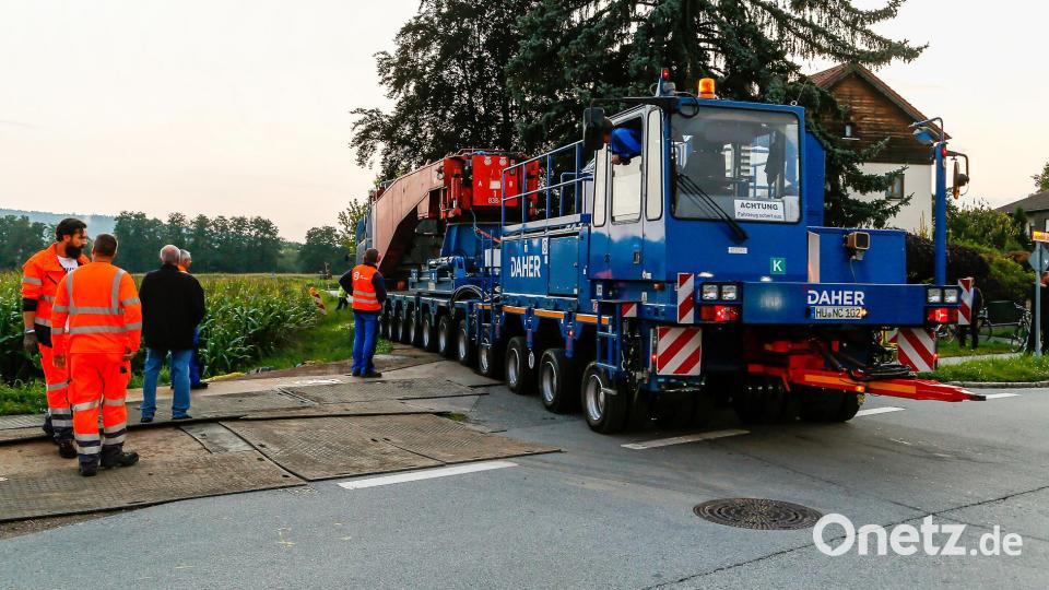 546 Tonnen bringt der Schwertransport auf die Waage, der am Montagabend vom Müllkraftwerk Dachelhofen zum Umspannwerk bei Büchelkühn rollt. Bild: Hösamer