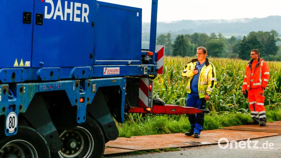 546 Tonnen bringt der Schwertransport auf die Waage, der am Montagabend vom Müllkraftwerk Dachelhofen zum Umspannwerk bei Büchelkühn rollt. Bild: Hösamer