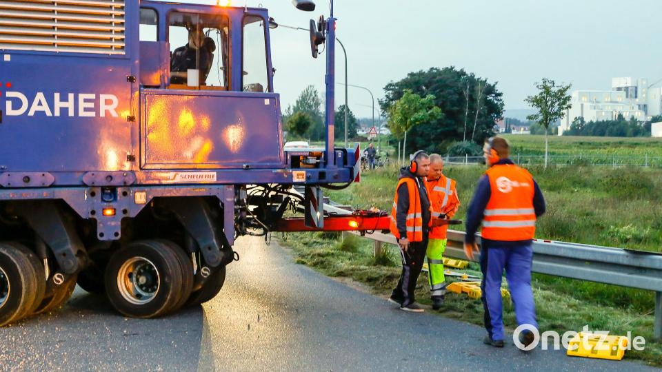 546 Tonnen bringt der Schwertransport auf die Waage, der am Montagabend vom Müllkraftwerk Dachelhofen zum Umspannwerk bei Büchelkühn rollt. Bild: Hösamer