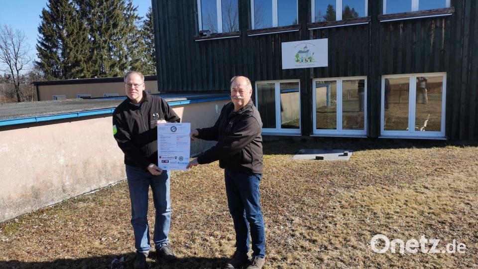 In Falkenberg hat die örtliche Reservistenkameradschaft um Vorsitzenden Hermann Meier (rechts) und Stellvertreter Martin Kick eine Spenden-Annahmestelle in der Grundschule eingerichtet. Bild: Reservistenkameradschaft Falkenberg/exb