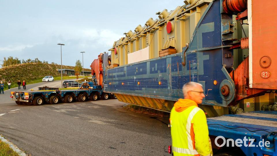 546 Tonnen bringt der Schwertransport auf die Waage, der am Montagabend vom Müllkraftwerk Dachelhofen zum Umspannwerk bei Büchelkühn rollt. Bild: Hösamer