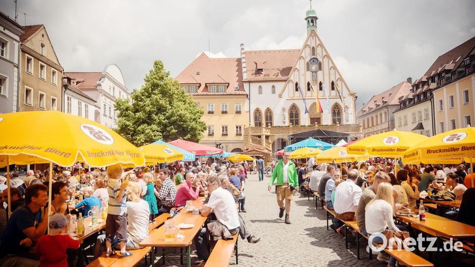 Der Marktplatz ist das „Wohnzimmer“ der Amberger – auch hier wird am 15. Mai eine große Bühne stehen. Bild: Michael Golinski