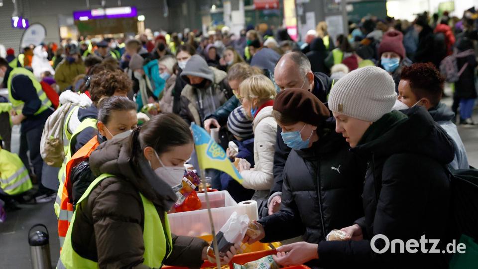 Täglich kommen Tausende Flüchtlinge aus der Ukraine in Deutschland an, wie hier im Bild am Hauptbahnhof in Berlin. Im Landkreis Tirschenreuth baut die KSRK Mitterteich ihr Hilfs-Netzwerk immer weiter aus, so dass hier eintreffende Menschen optimal versorgt werden können. Bild: Carsten Koall/dpa