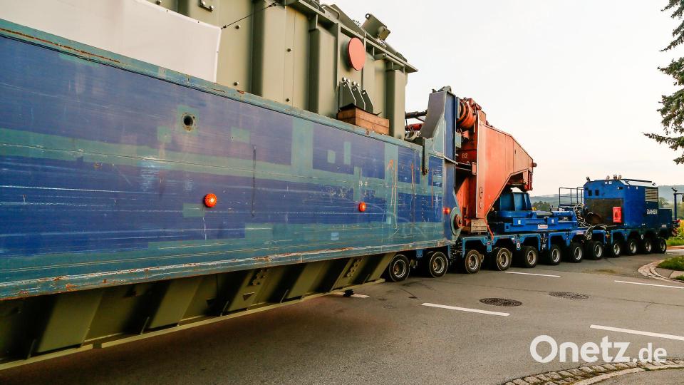 546 Tonnen bringt der Schwertransport auf die Waage, der am Montagabend vom Müllkraftwerk Dachelhofen zum Umspannwerk bei Büchelkühn rollt. Bild: Hösamer
