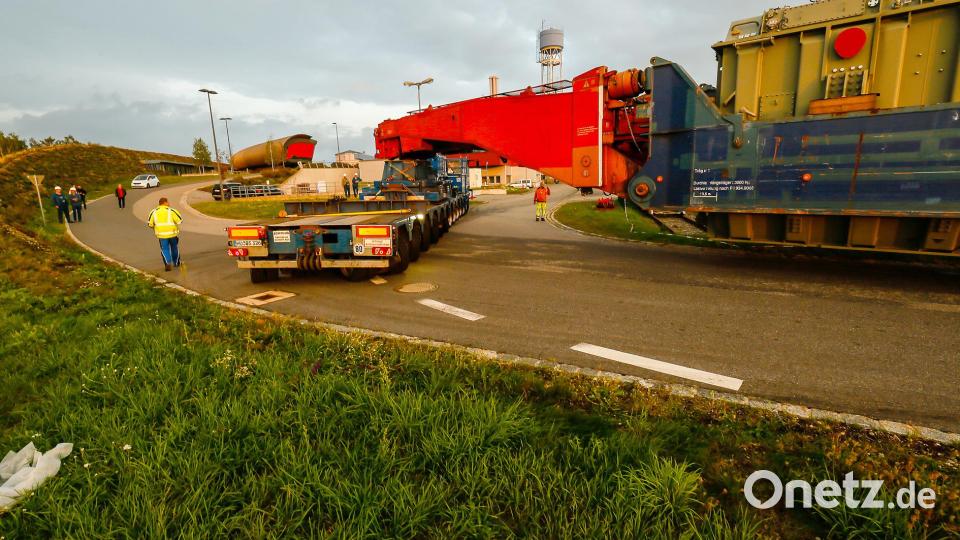 546 Tonnen bringt der Schwertransport auf die Waage, der am Montagabend vom Müllkraftwerk Dachelhofen zum Umspannwerk bei Büchelkühn rollt. Bild: Hösamer