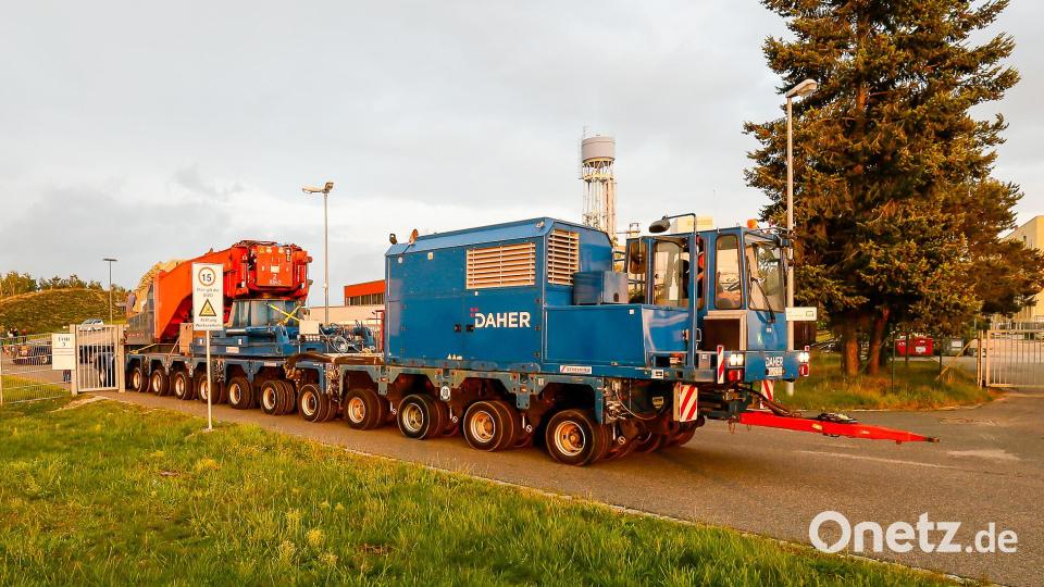 546 Tonnen bringt der Schwertransport auf die Waage, der am Montagabend vom Müllkraftwerk Dachelhofen zum Umspannwerk bei Büchelkühn rollt. Bild: Hösamer