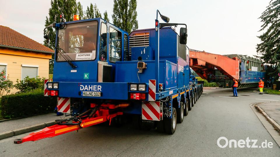 546 Tonnen bringt der Schwertransport auf die Waage, der am Montagabend vom Müllkraftwerk Dachelhofen zum Umspannwerk bei Büchelkühn rollt. Bild: Hösamer
