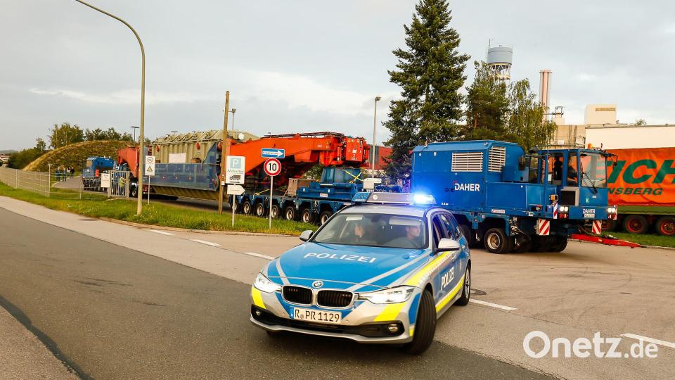 546 Tonnen bringt der Schwertransport auf die Waage, der am Montagabend vom Müllkraftwerk Dachelhofen zum Umspannwerk bei Büchelkühn rollt. Bild: Hösamer