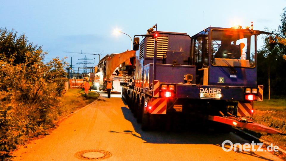 546 Tonnen bringt der Schwertransport auf die Waage, der am Montagabend vom Müllkraftwerk Dachelhofen zum Umspannwerk bei Büchelkühn rollt. Bild: Hösamer