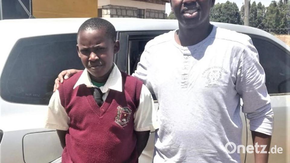 Pfarrvikar Dr. Gilbert Mburu Kabiru mit seinem Neffen Samuel. Bild: rgr