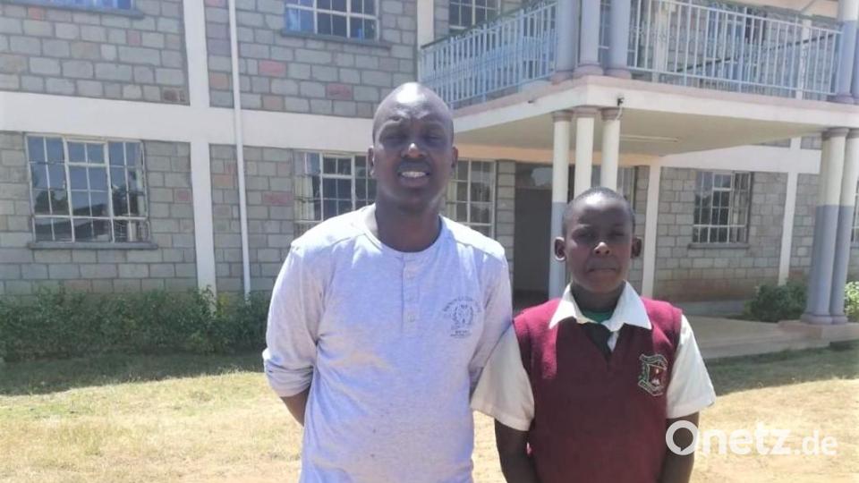 Pfarrvikar Dr. Gilbert Mburu Kabiru mit seinem Neffen Samuel. Bild: rgr