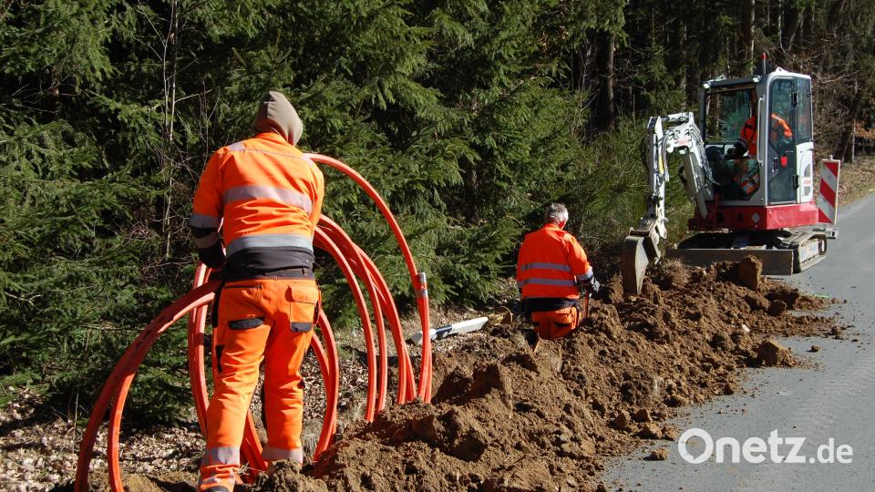 Die Arbeiten für die Verlegung der Glasfaserleitungen zur Erschließung des Haberlandes haben bereits begonnen. Unser Bild zeigt ein Verlege-Team in der Nähe von Klobenreuth. Bild: sm Bild: sm