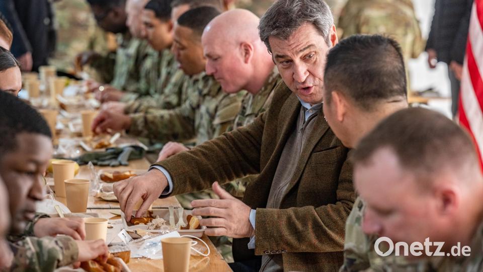 Markus Söder (CSU, M), Ministerpräsident von Bayern, spricht in einem Zelt auf dem Gelände des Truppenübungsplatzes Grafenwöhr während eines Weißwurstfrühstücks mit US-Soldaten. Mit dem traditionellen Frühstück hat Söder rund 4000 Soldaten der US-Armee in der Oberpfalz willkommen geheißen. Bild: Armin Weigel/dpa