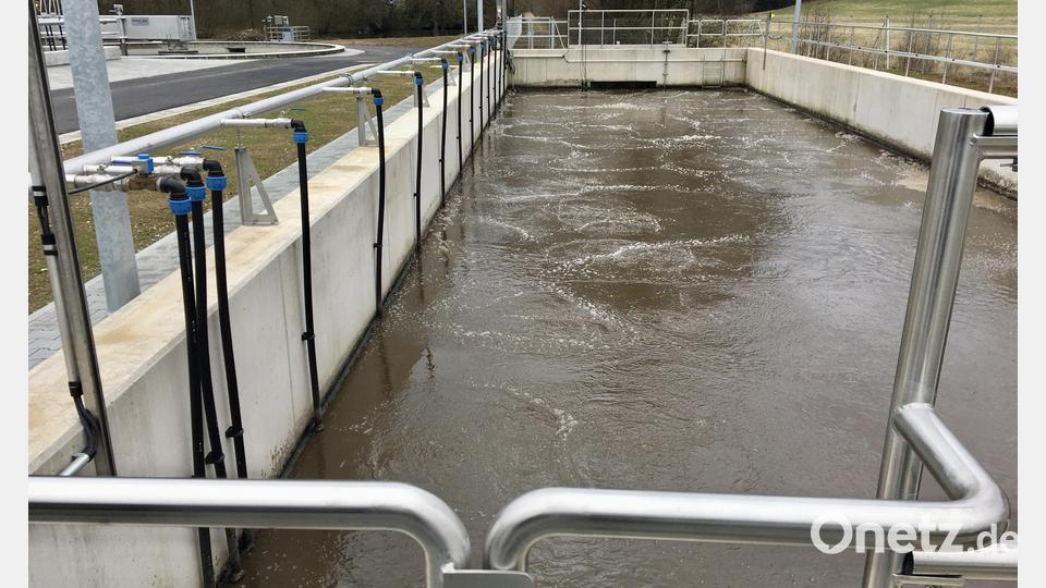 Es blubbert ständig im Belebungsbecken der Freudenberger Kläranlage. Dem Wasser werden nicht nur Schadstoffe, sondern auch Wärme entzogen. Bild: gri