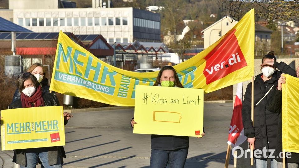 Beschäftigte aus Jugendamt, Kitas, Behindertenhilfe nehmen vor dem ACC die Stadtratsmitglieder in Empfang, um auf ihre Tarifforderungen aufmerksam zu machen. Bild: Petra Hartl