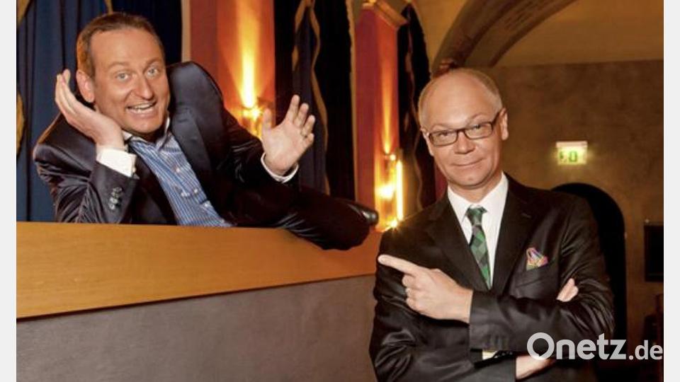 Martin Rassau und Volker Heißmann wissen das Gleiritscher Geschenk zu schätzen. Einen Besuch in Gleiritsch wird es geben, wenn auch nicht gleich. Bild: Comödie Fürth/exb