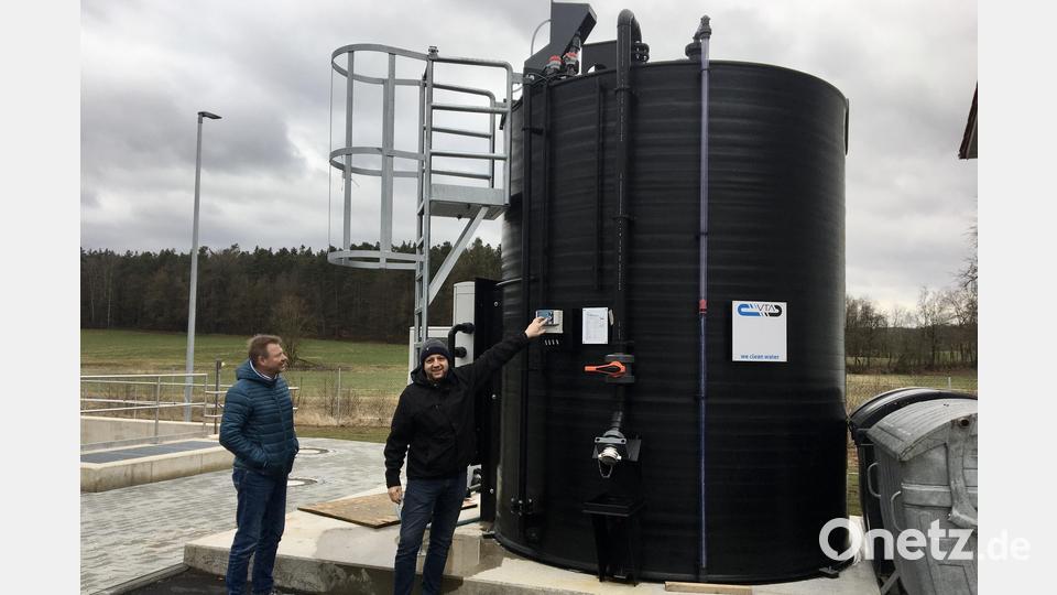 Bürgermeister Alwin Märkl (links) und Technischer Angestellter Andreas Bodensteiner vor der neuen Fällmittel-Station. Die Anlage dient zur Rückgewinnung des Phosphats aus dem Abwasser. Bild: gri