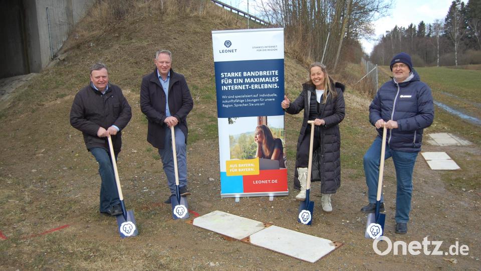 Bürgermeister Gerhard Kellner (von links), Frank Langwieser (Leonet-Kommunalbetreuung), Leonet-Projektleiterin Benigna Draschl und Boris Voikowsky vom Leonet-Vertrieb trafen sich zum Spatenstich beim Anschlusspunkt der Glasfaserleitung durchs Haberland. Bild: sm
