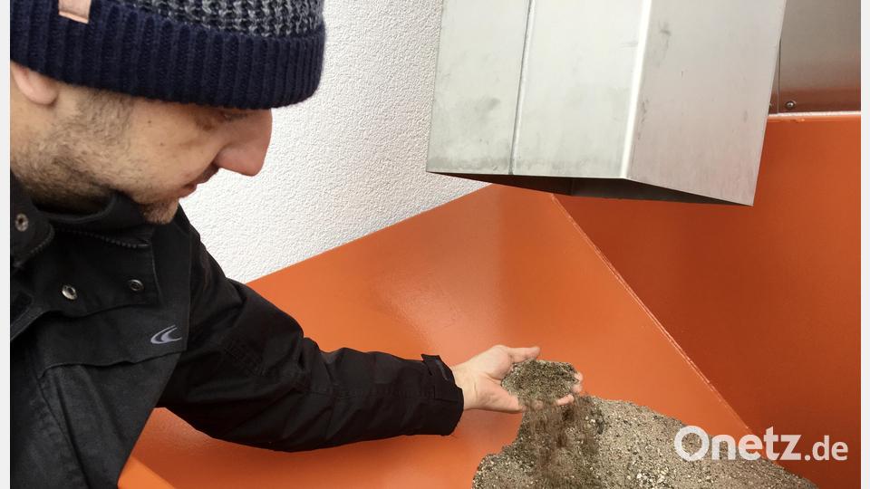 Andreas Bodensteiner begutachtet den Sand, der aus dem Abwasser zurückgewonnen wird. Der Sand kann vom Bauhof wiederverwendet werden. Bild: gri