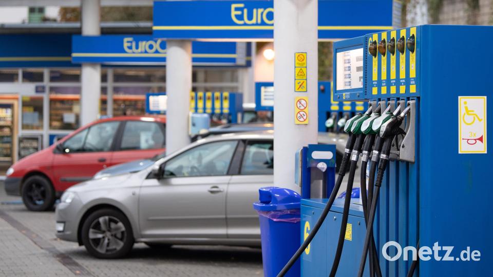 Mehrere Autos stehen an einer Tankstelle an der deutsch-tschechischen Grenze. Archivbild: Sebastian Kahnert
