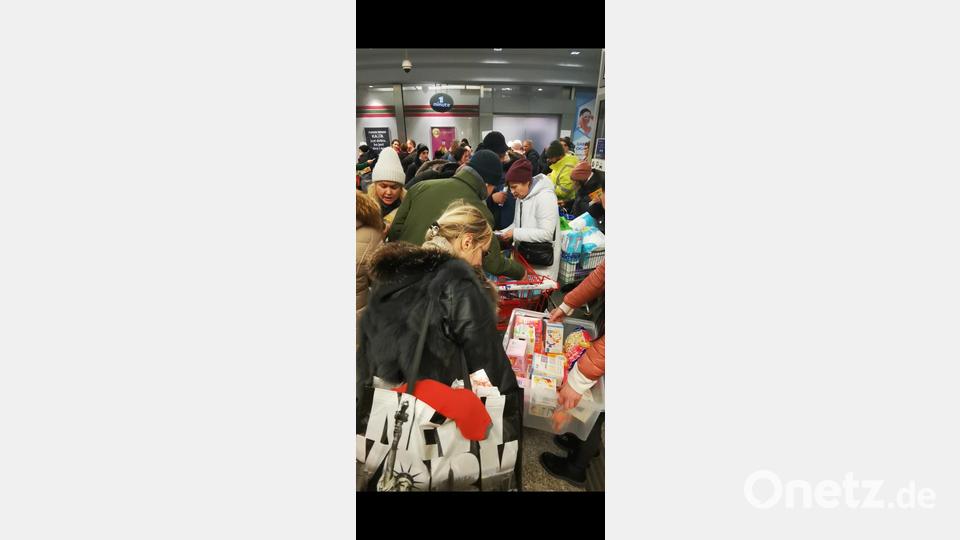 Helfer verteilten Hilfsgüter direkt am Bahngleis. Bild: privat