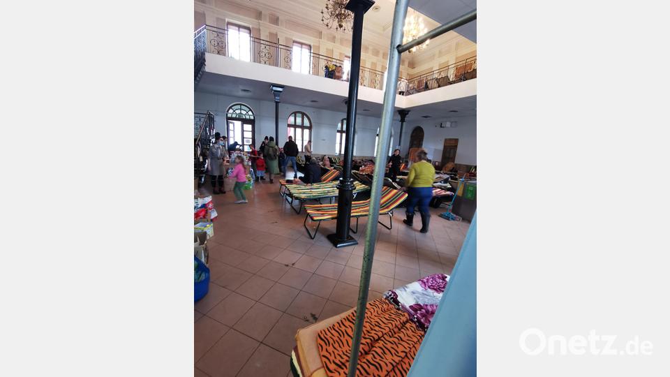 Eine Bahnhofshalle in Krakau wurde zur Flüchtlingsunterkunft umfunktioniert. Bild: privat