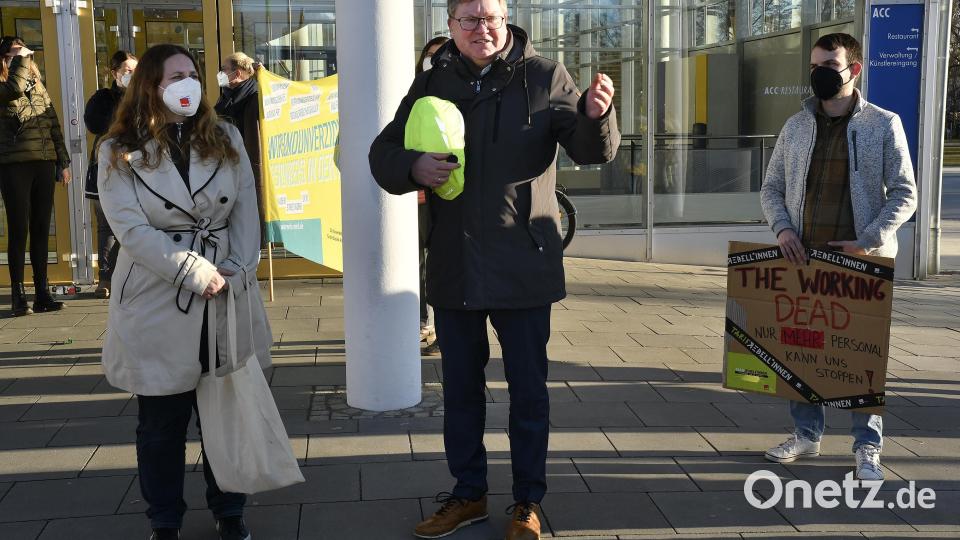Beschäftigte aus Jugendamt, Kitas, Behindertenhilfe nehmen vor dem ACC die Stadtratsmitglieder in Empfang, um auf ihre Tarifforderungen aufmerksam zu machen. Oberbürgermeister Michael Cerny stellt sich der Diskussion. Bild: Petra Hartl