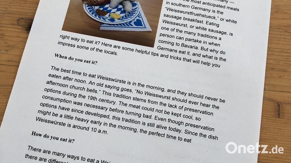 Eine englische Bedienungsanleitung &quot;Weisswurstfrühstueck: Everything to know about Bavaria&#039;s traditional white sausage&quot; liegt auf dem Truppenübungsplatz Grafenwöhr in der Nähe des Küchenstresens, an dem Bayerns Ministerpräsident Söder Weißwürste an US-Soldaten ausgibt. Mit dem traditionellen Weißwurstfrühstück hat Söder rund 4000 Soldaten der US-Armee in der Oberpfalz willkommen geheißen. Bild: Ute Wessels/dpa
