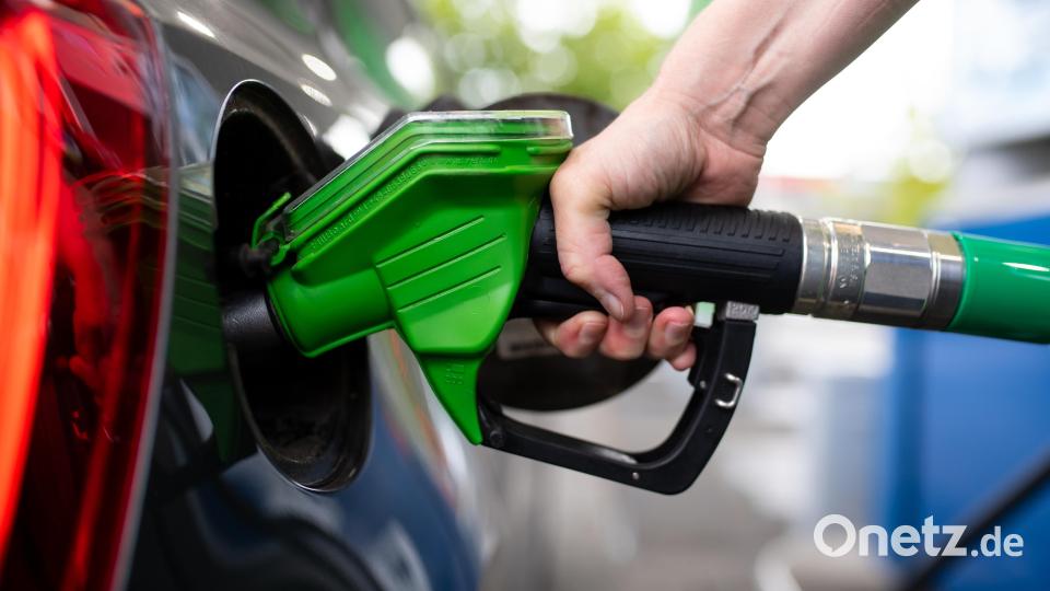 Eine Frau hält an einer Tankstelle an einer Zapfsäule eine Zapfpistole in der Hand und betankt ein Auto. Symbolbild: Sven Hoppe