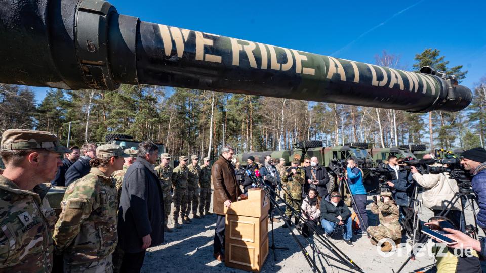Markus Söder (CSU), Ministerpräsident von Bayern, spricht auf dem Gelände des Truppenübungsplatzes Grafenwöhr zur Presse. Mit dem Truppenübungsplatz in Grafenwöhr (Landkreis Neustadt an der Waldnaab) und dem benachbarten Vilseck unterhält die US-Armee ihren größten Standort in Europa. Bild: Armin Weigel/dpa