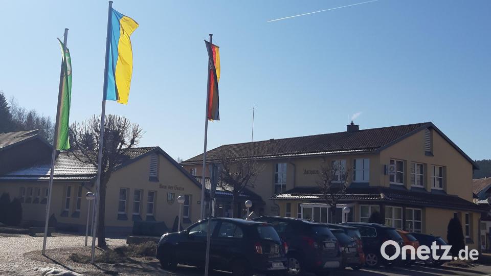 Am Mehlmeiseler Rathaus weht Ukraine-Flagge - zwischen der Deutschland- und der Mehlmeiseler Fahne. Bild: gis