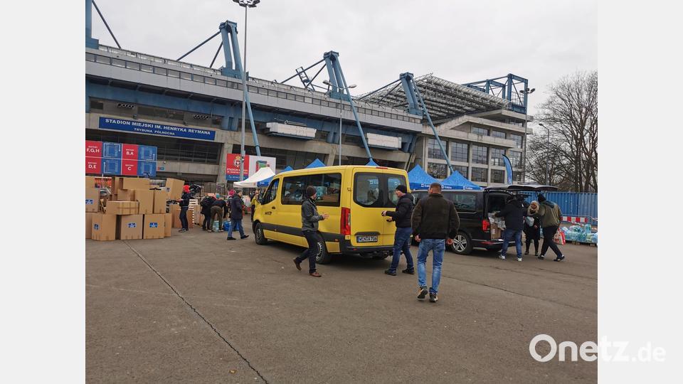 Aus dem angemietete Kleintransporter laden die Grafenwöhrer ihre Güter an einer Sammelstelle an einem Fußballstadion aus. Bild: sne