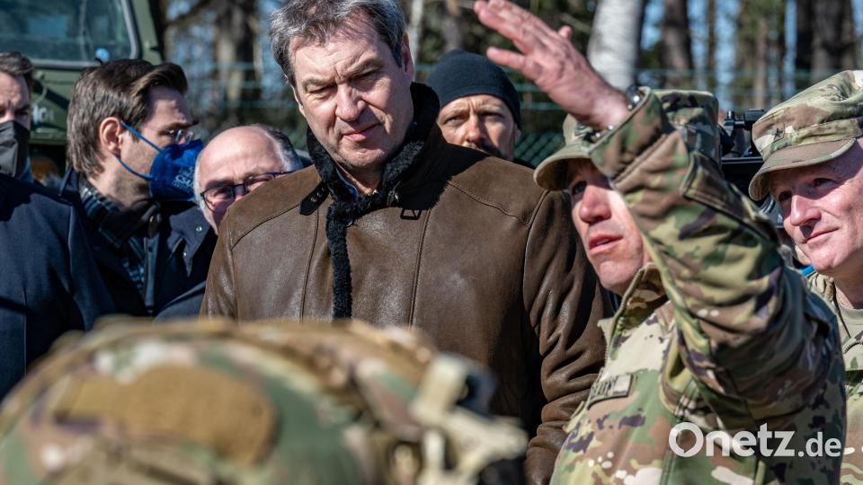 Markus Söder (CSU), Ministerpräsident von Bayern, spricht auf dem Gelände des Truppenübungsplatzes Grafenwöhr mit US-Soldaten. Mit dem Truppenübungsplatz in Grafenwöhr (Landkreis Neustadt an der Waldnaab) und dem benachbarten Vilseck unterhält die US-Armee ihren größten Standort in Europa. Bild: Armin Weigel/dpa