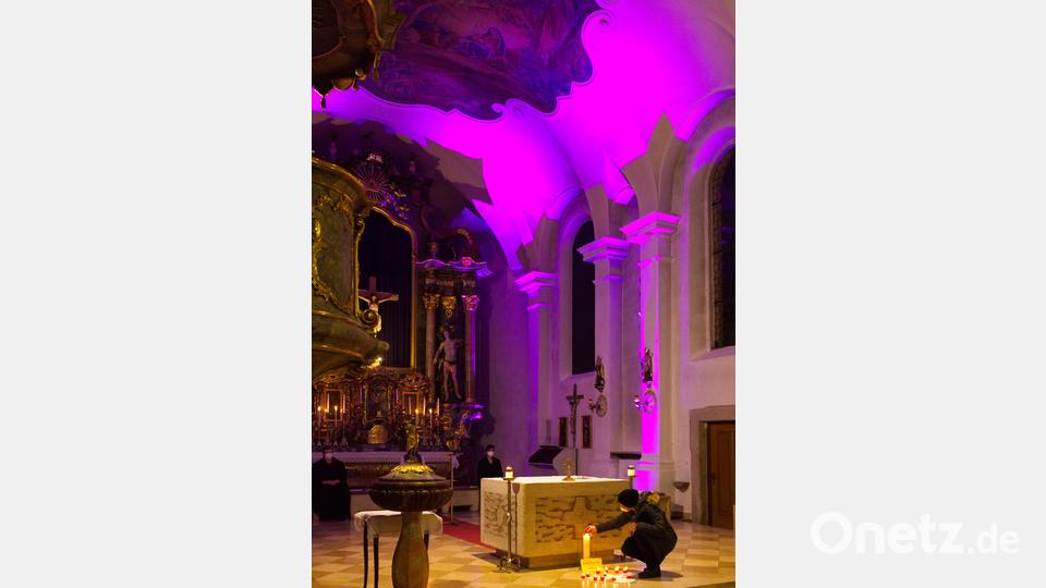 Vor dem Altar legten die Gläubigen Friedenslichter nieder. Bild: njn
