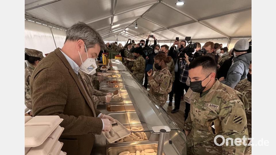 Söder stellte sich selbst hinter den Küchentresen in einem der Zelte auf dem Truppenübungsplatz und reichte den Soldaten Essenstabletts. Bild: Gerald Morgenstern